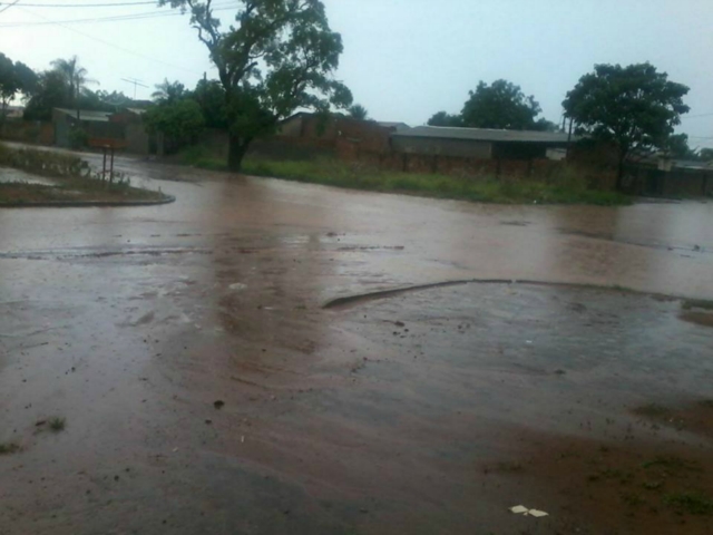 Chuva chega e causa transtornos a moradores de bairros de Três Lagoas