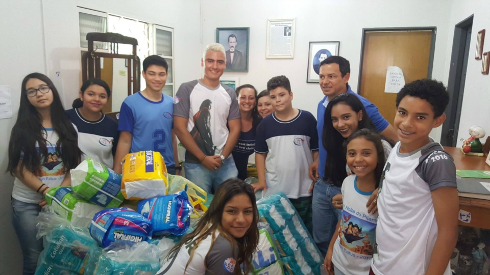 Ação solidária de alunos do Sistema Exitus beneficia lar dos idosos Eurípedes Barsanulpho