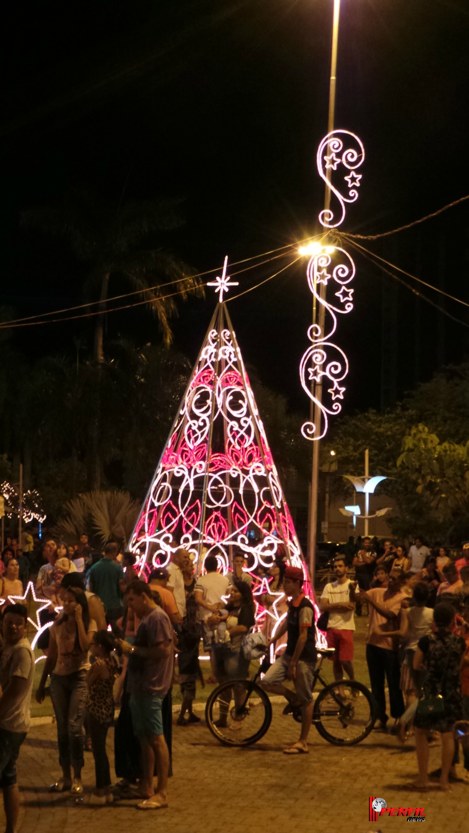 Decoração natalina é inaugurada no centro de Três Lagoas
