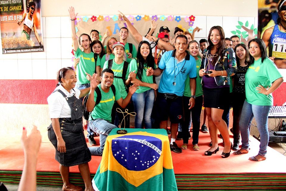 Silvania Oliveira emociona alunos da Escola João Thomes em palestra