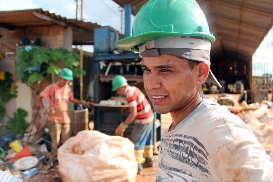 Detentos da Capital trabalham na transformação de lixo em materiais para a construção civil