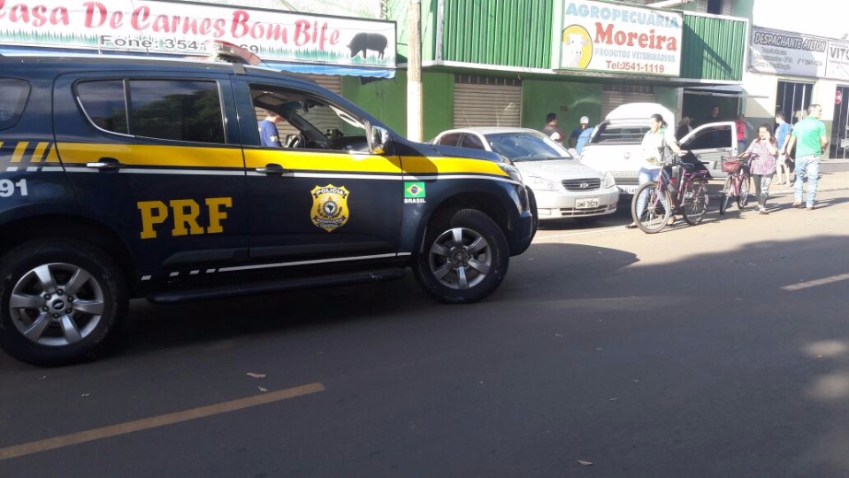 Em Bataguassu, policiais da PRF e da Ambiental perseguem condutor com veículo roubado