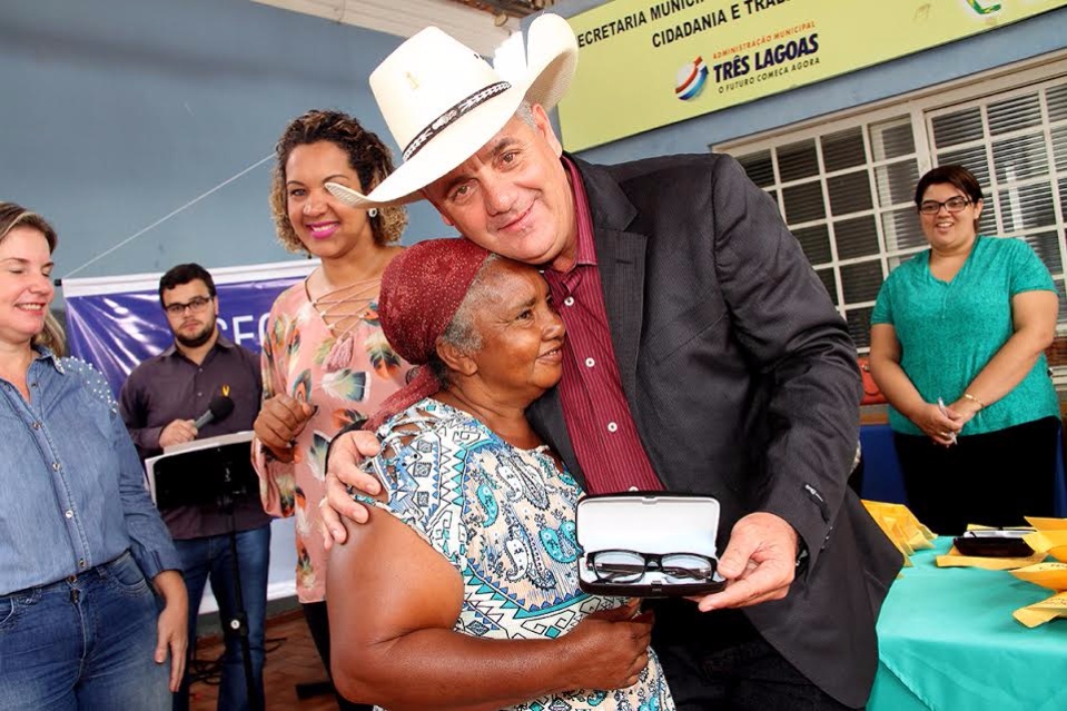 Assistência Social entrega 80 óculos aos atendidos do CRAS e recebe novo micro-ônibus