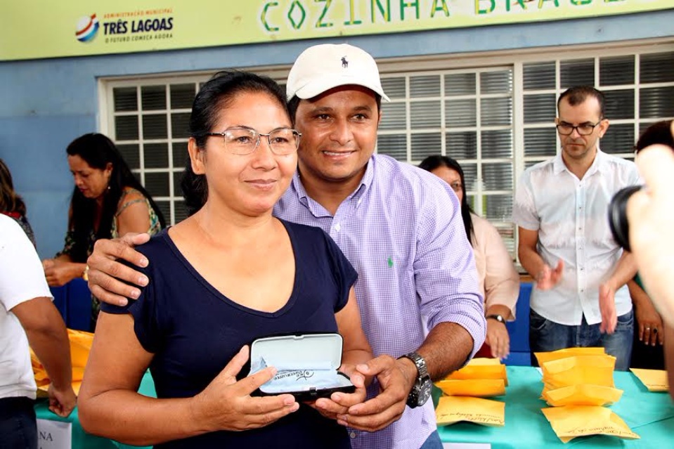 Assistência Social entrega 80 óculos aos atendidos do CRAS e recebe novo micro-ônibus