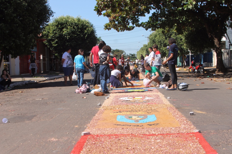 Tapetes colorido decoram ruas de Três Lagoas