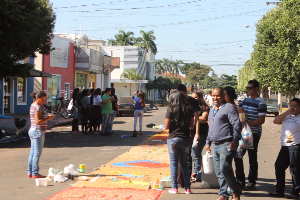 Tapetes colorido decoram ruas de Três Lagoas