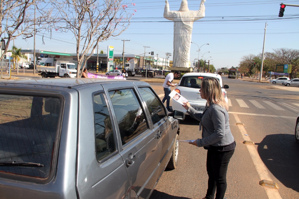 Campanha “Agosto Lilás” é levada aos motoristas no trânsito