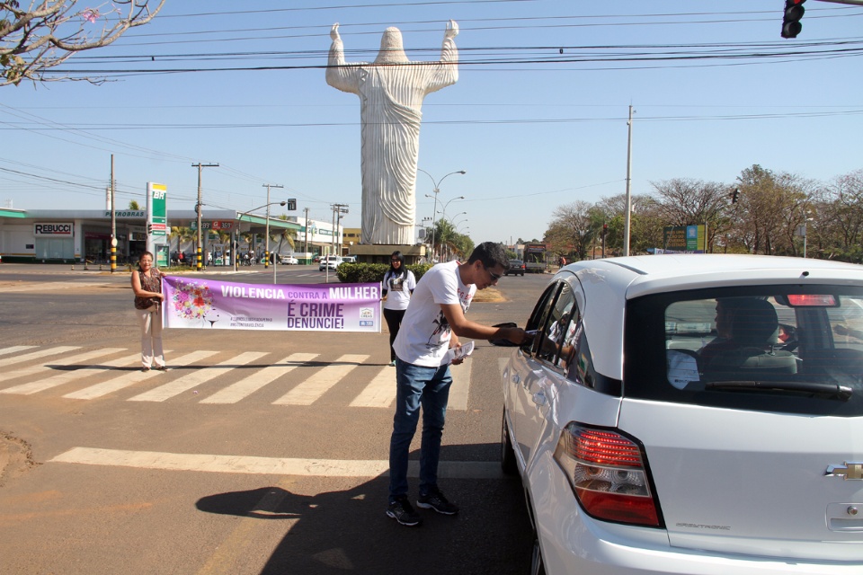 Campanha “Agosto Lilás” é levada aos motoristas no trânsito
