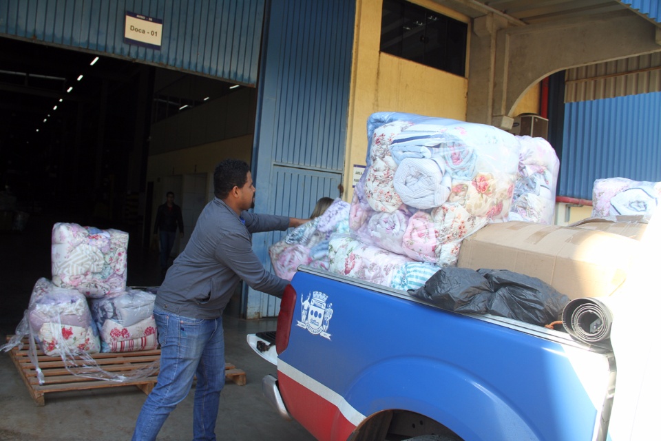 Assistência Social recebe doação de travesseiros e edredons de indústria têxtil