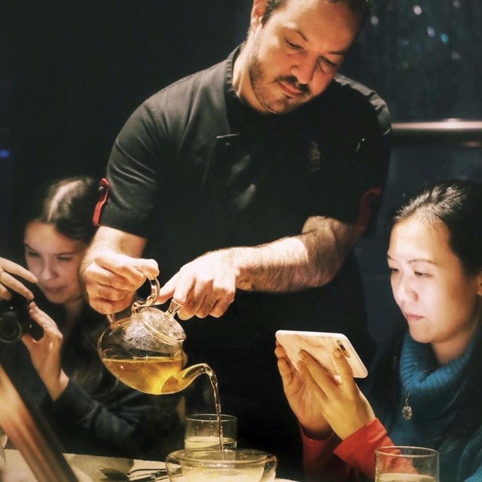 Bataguassuense se destaca na China “pilotando” a cozinha mais alta do mundo