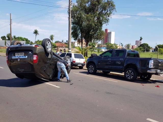 Motorista perde o controle da direção e capota carro em avenida de Três Lagoas