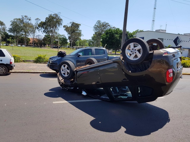 Motorista perde o controle da direção e capota carro em avenida de Três Lagoas