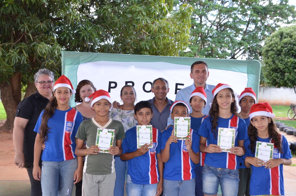 Escola Maria de Lourdes Lopes lança livro de receitas