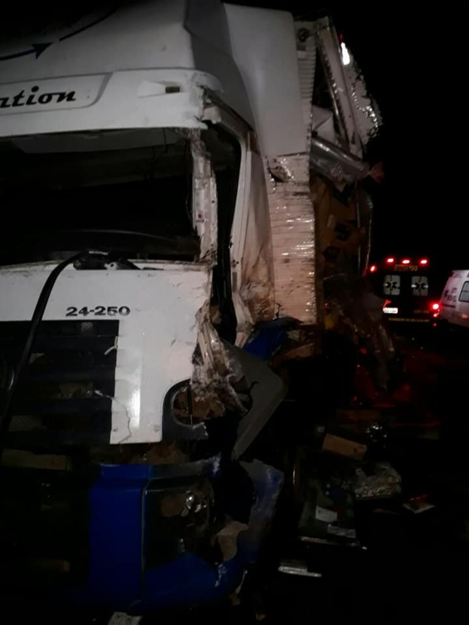 Acidente entre caminhão e micro-ônibus deixa motorista gravemente ferido na BR-262