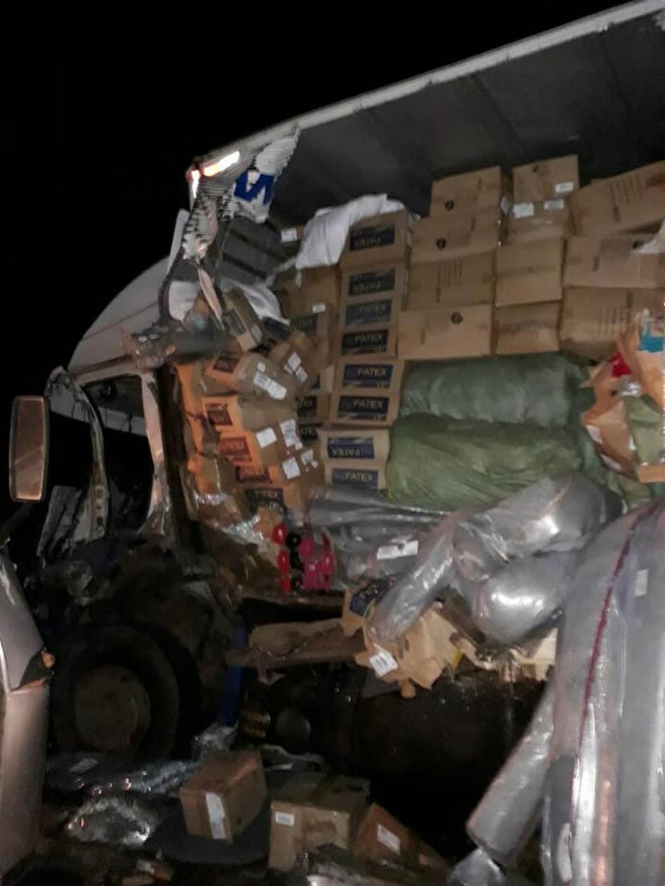 Acidente entre caminhão e micro-ônibus deixa motorista gravemente ferido na BR-262