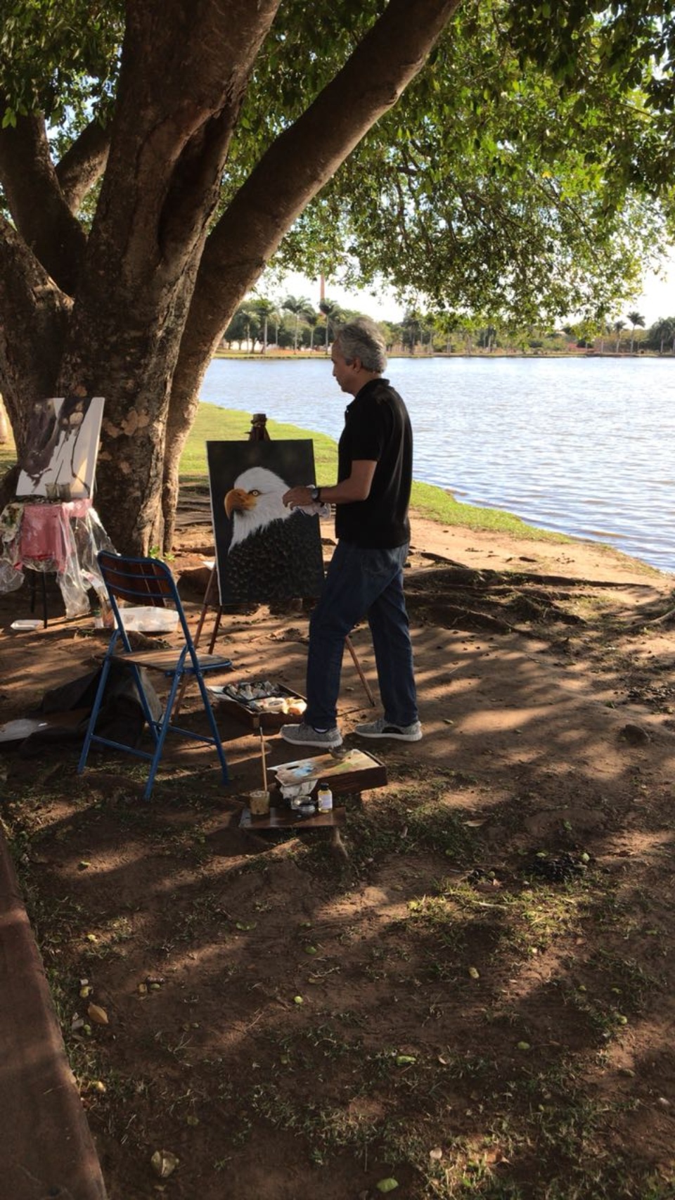 Artistas e artesãos de Três Lagoas buscam inspiração às tardes de domingo na Lagoa Maior