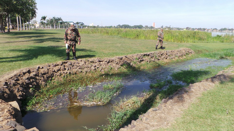Policiais militares ambientais estiveram no local onde ocorreu a mortandade de peixes e constatou os fatos (Foto: Ricardo Ojeda)