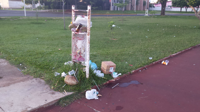 muito lixo deixado por pessoas que frequentam naturalmente o entorno da Lagoa Maior (Foto: Ricardo Ojeda)