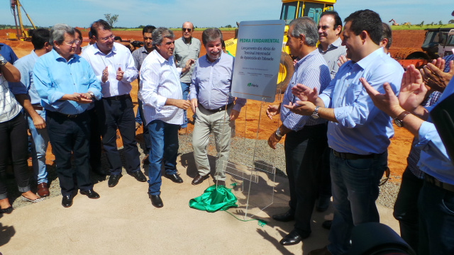 Fibria potencializa logística no Bolsão com Terminal em Aparecida do Taboado (MS) Durante o lançamento da pedra fundamental do terminal em Aparecida do Taboado o governador Reinaldo Azambuja disse que o investimento em logística feito pela Fibria vai repercutir de forma positiva no Estado (Foto: Ricardo Ojeda)