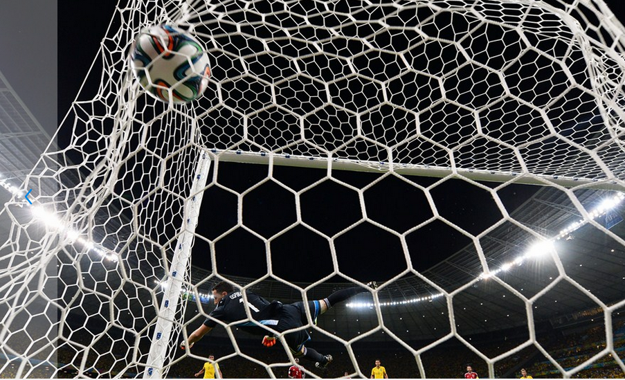 Gol do zagueiro brasileiro David Luiz, na partida contra a Colômbia, fez o torcedor feliz (Foto: Fifa)