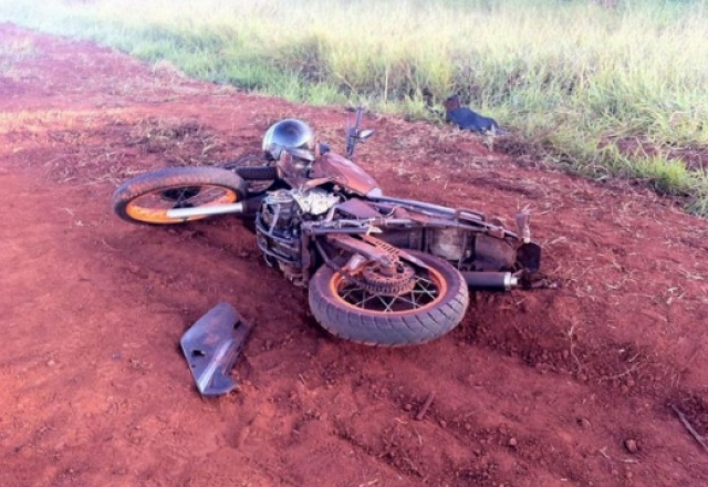 A moto ficou parcialmente destruída depois do acidente. (Foto: Divulgação)