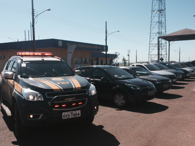 Os oito carros foram apreendidos na BR-463 em Ponta Porã, com os objetos contrabandeados. (Foto: Assessoria- PRF)