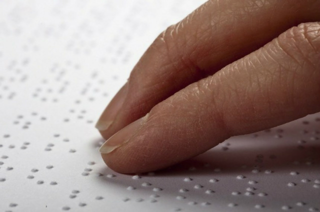 O sistema, também chamado de anagliptografia, foi inventado pelo francês Louis Braille (1809-1852) e permite aos cegos ler utilizando o tato.  (Foto: Divulgação)