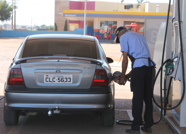 No posto Real, o litro da gasolina comum pode ser encontrado a R$ 3,29. (Foto: Lucas Gustavo).