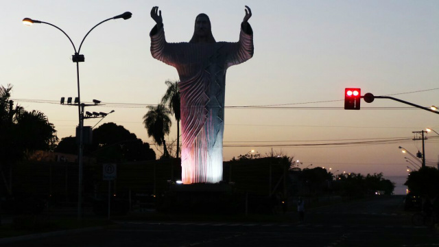 Monumento do Cristo, localizada na Avenida Capitão Olinto Mancini em Três Lagoas. (Foto: Ricardo Ojeda)