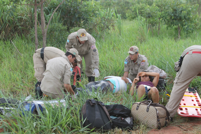 Vários homens do Corpo de Bombeiros estiveram no local dando suporte medico as vítimas (Foto: Jean Souza)