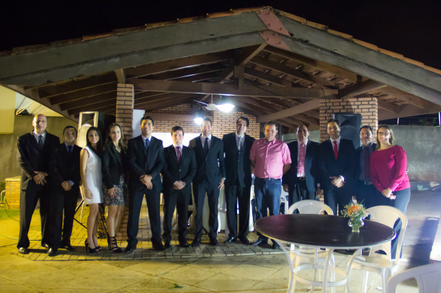 Deputado estadual Eduardo Rocha junto com equipe de advogados da Nelson Wilians na noite de ontem em Três Lagoas (Foto: André Mitterer)