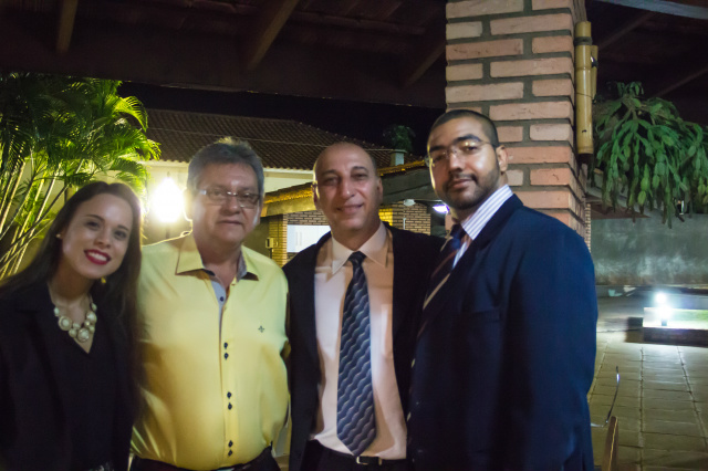 Jornalista Ricardo Ojeda com advogados da Nelson Wilians durante coquetel que marcou a inauguração do escritório em Três Lagoas (Foto: André Mitterer)