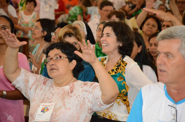 Satisfeita com o evento, Marcia se juntou aos demais católicos durante a missa de abertura, ontem (Foto: Divulgação)