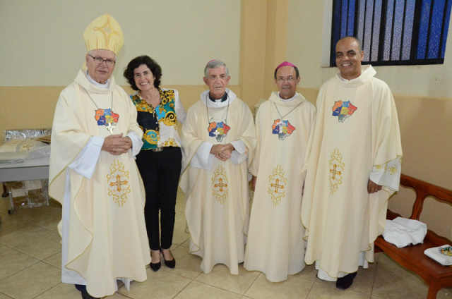 A prefeita junto com religiosos do Conselho Missionário Regional e de Três Lagoas (Foto: Divulgação)