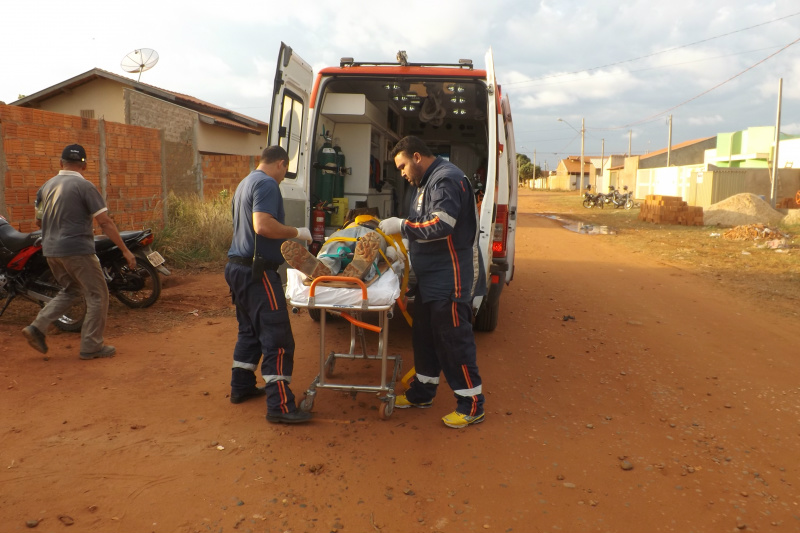 Por causa dos ferimentos, Edvaldo foi levado até a viatura do SAMU e encaminhado para hospital (Foto: Edivelton Kologi)
