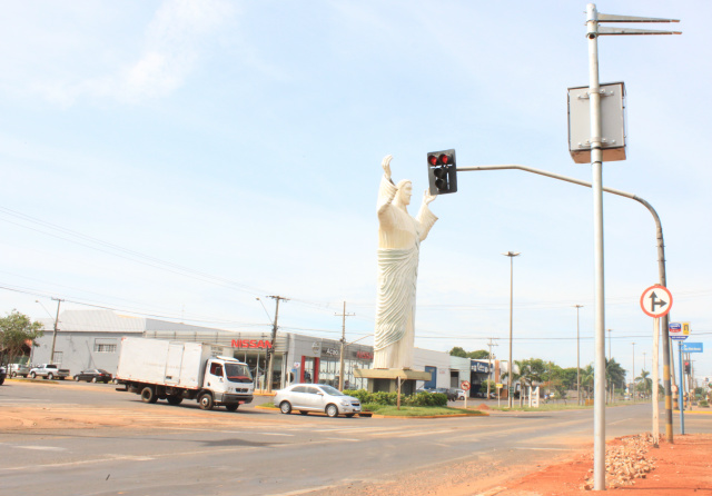 O dispositivo já começou a ser instalado no cruzamento da avenida Ranulpho Marques Leal com a avenida Capitão Olyntho Mancini (Foto: Guta Rufino)