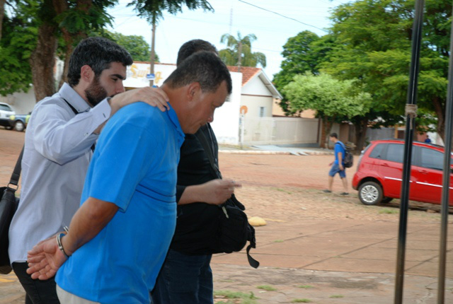 Preso em Anaurilândia, Hélio Campos é levado para a DP de Bataguassu, hoje de manhã (Foto: Da Hora Bataguassu) 