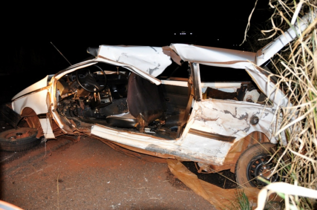 O motorista foi arremessado há quase sete metros do Fiat Uno ficou completamente destruído (fotos: Marcio Rogério/Nova News)