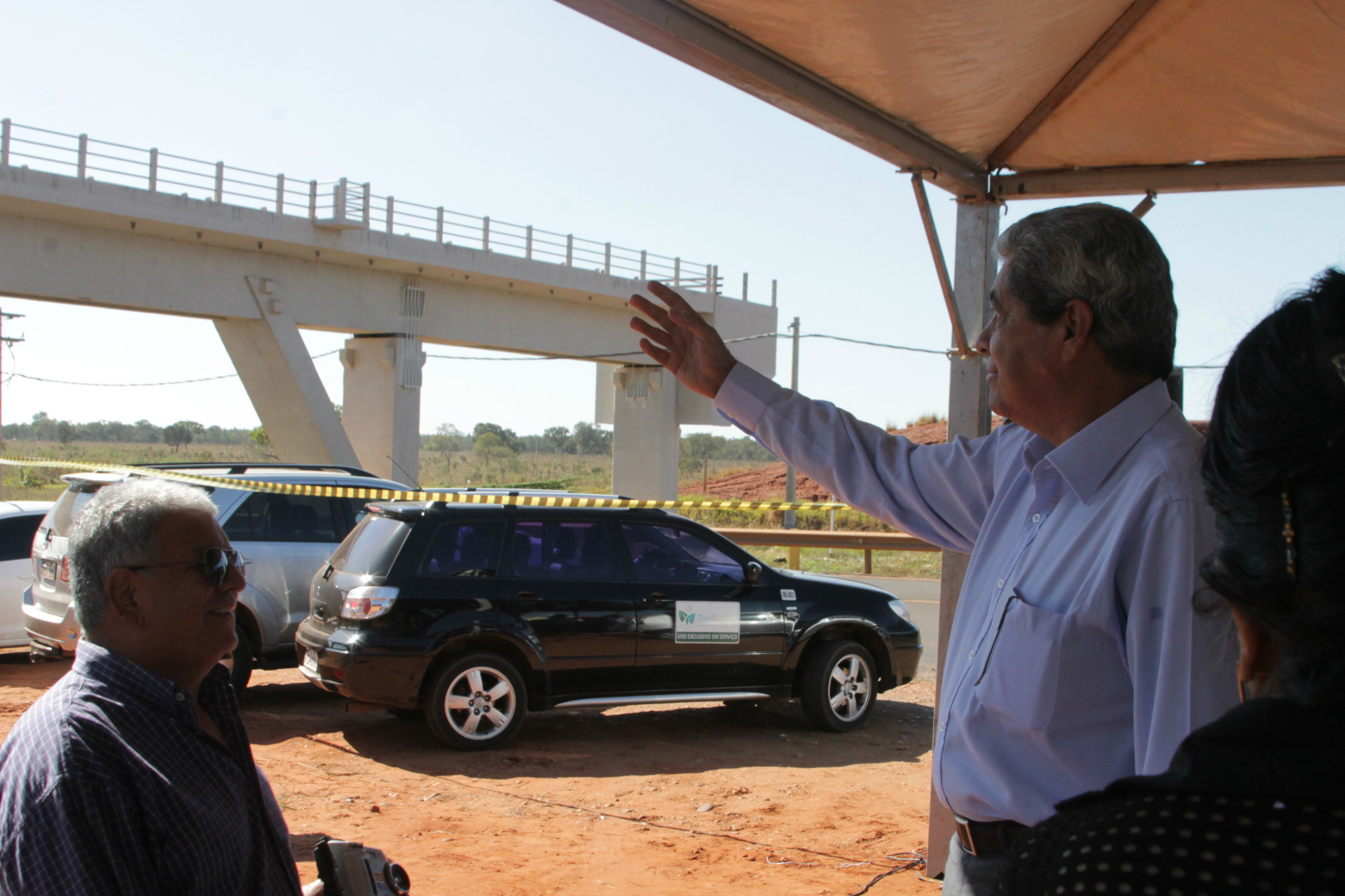 Apontando o ferroduto sobre a BR-158, emocionado, André determina a retomada das obras de construção do contorno ferroviário de Três Lagoas (Foto: Léo Lima)