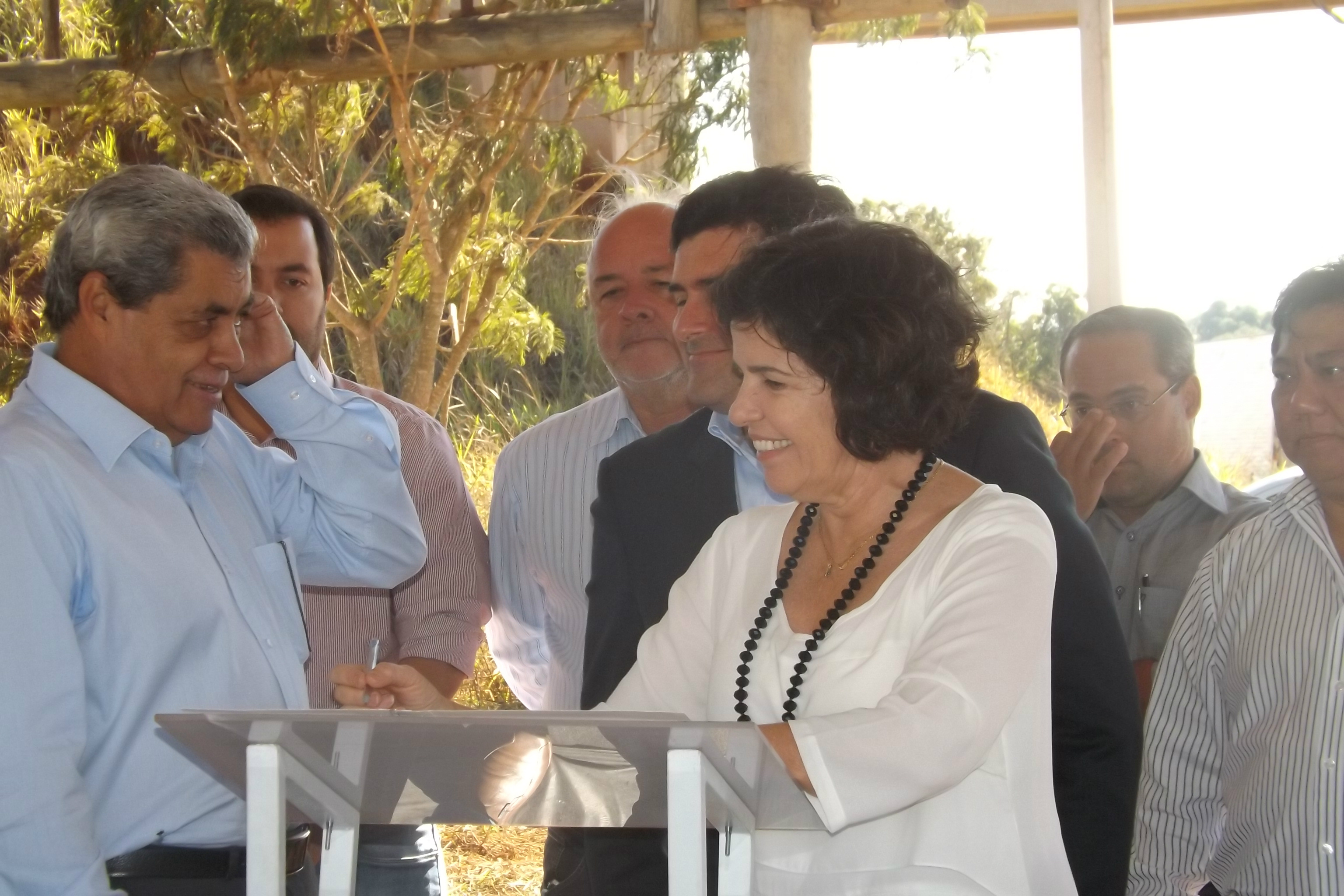 A prefeita Marcia Moura também assinou o documento que determinou o reinício das obras do contorno, agradecendo ao governador André (Foto: Edivelton Kologi)