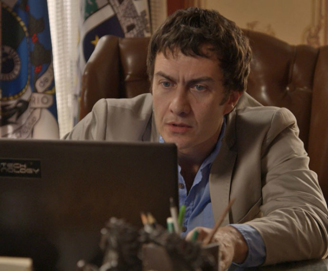 Luís Fernando invade computador de Aderbal e acha vídeo íntimo (Foto: TV Globo)