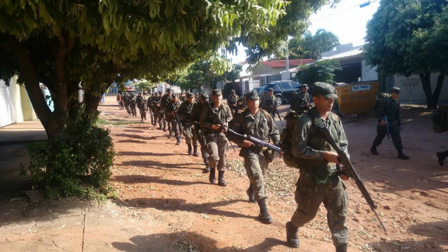 Armados com fuzis, soldados participam de marcha em um percurso de 12 quilômetros em Três Lagoas (Foto: Marcelo Francisco)  