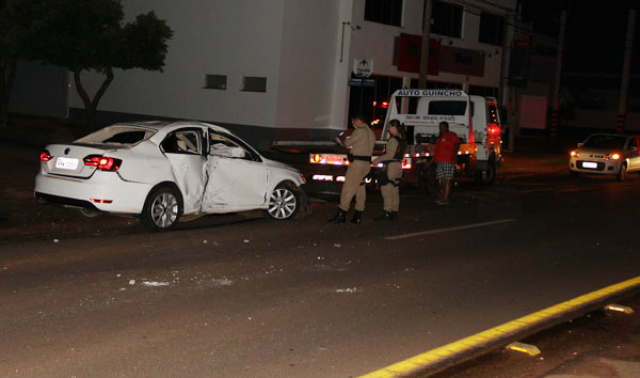 Um motorista trafegava pela rodovia, sentido São Paulo/Três Lagoas quando perdeu o controle do veículo, colidindo em um poste de energia (Foto: Perfil News)