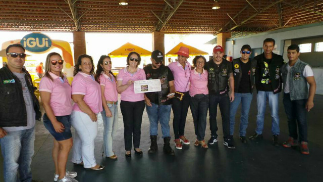 Diretoria da Rede Feminina de Combate ao Câncer recebe cheque  simbólico no valor de R$ 500 do clube de motociclistas de Água Clara (Foto: Ricardo Ojeda) 