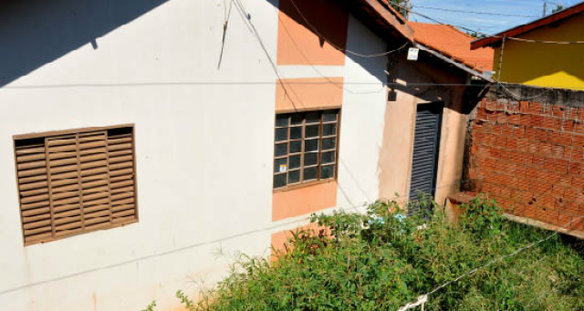 Mato toma conta de casas abandonadas do Conjunto Ramez Tebet
 (Foto: Bruno Henrique/Correio do Estado)