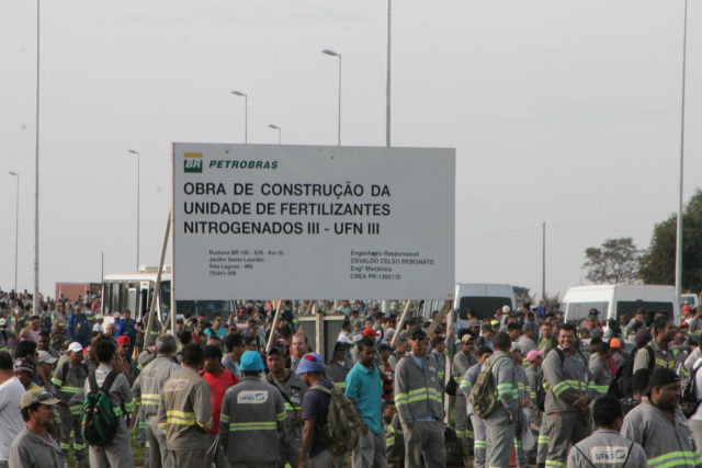 Placa afixada na entrada do canteiro de obras mostra que a Petrobras tem responsabilidade solidária com o empreendimento (Foto: Ricardo Ojeda/Arquivo)