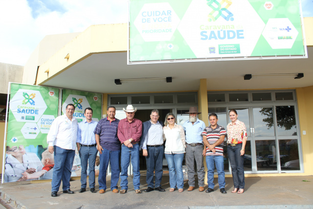 Guerreiros com profissionais da Caravana da Saúde. (Foto: Assessoria).