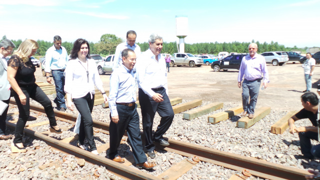 André Puccinelli e o ministro dos Transportes, Paulo Sérgio Passos e demais autoridades percorrem um trecho do contorno ferroviário (Foto: Ricardo Ojeda) 