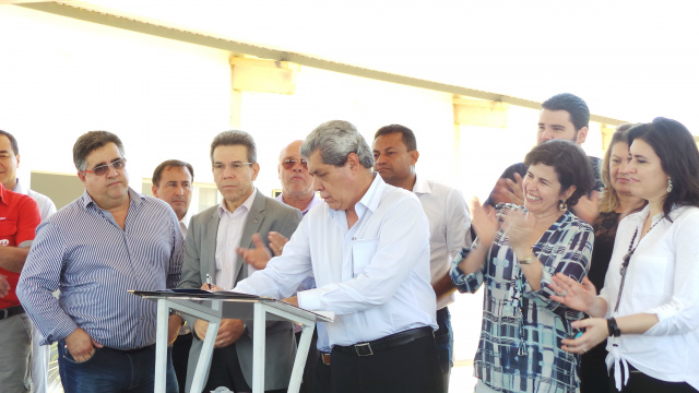 O governador observado assina ordem de serviços para a construção do Hospital Regional de Três Lagoas (Foto: Ricardo Ojeda)