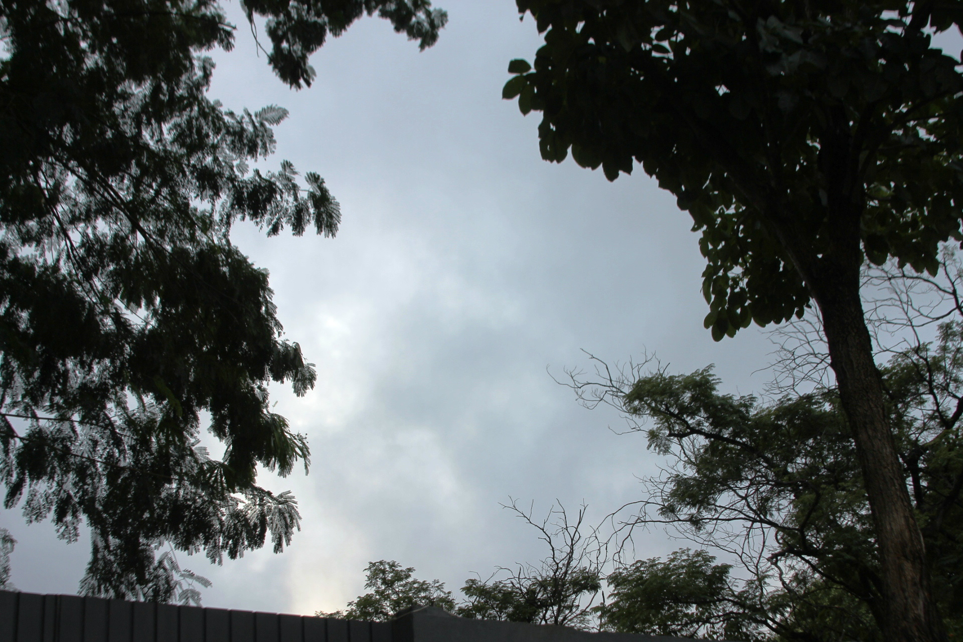 céu nublado nesta manhã em Três Lagoas. (Foto: Kênia Guimarães)